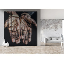 Pictură murală decorativă cu motiv de mână într-o cameră luminoasă