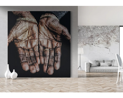 Pictură murală decorativă cu motiv de mână într-o cameră luminoasă