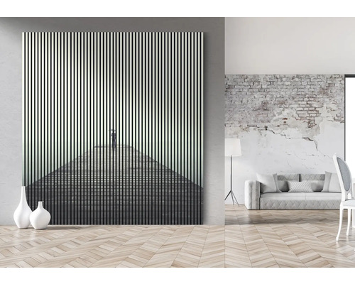 Imagine decorativă de perete cu dungi verticale și o persoană pe un debarcader într-o cameră luminoasă.