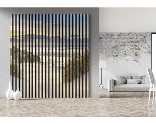 Vedere a camerei cu un perete cu lamele din lemn, cu un motiv de plajă