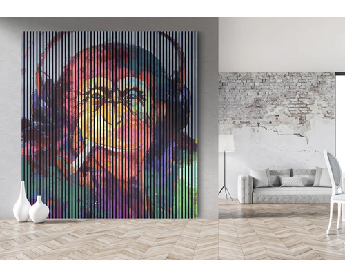 Pictură cu o maimuță cu căști și o țigară în gură într-o cameră de zi.