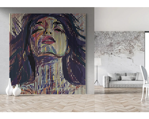 Tablou mural mare cu dungi verticale și chip de femeie într-un living