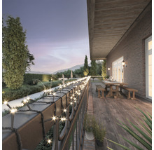 Ghirlandă luminoasă pe o terasă cu vedere la grădină