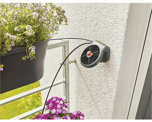 Udare automată cu jardiniere pe un balcon