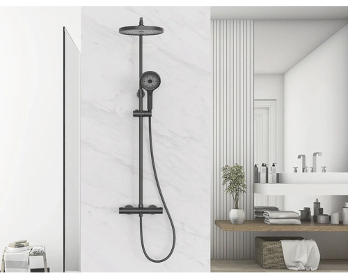 Sistem de duș cu duș fix și duș de mână într-o baie modernă.