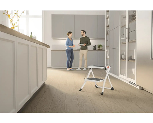 Scară de uz casnic cu două trepte, din metal, într-un ambient modern de bucătărie