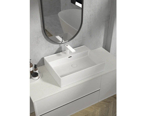 Baie modernă cu lavoar și oglindă