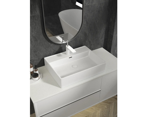 Mobilier de lavabo cu lavoar rectangular montat pe blat, baterie și oglindă într-o baie modernă