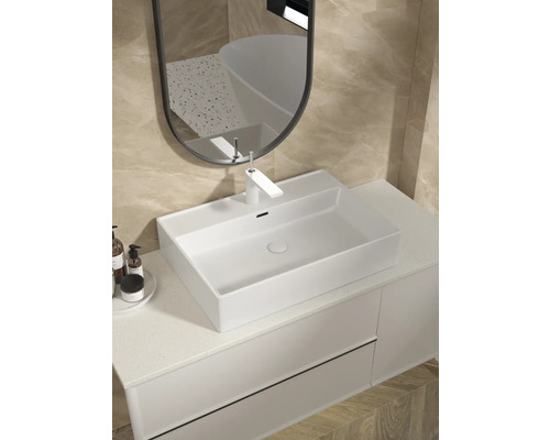 Baie modernă cu lavoar așezat pe blat, baterie, oglindă și dulap inferior