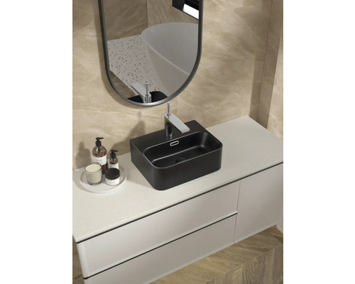 Baie modernă cu lavoar negru, robinet, oglindă și dulap inferior