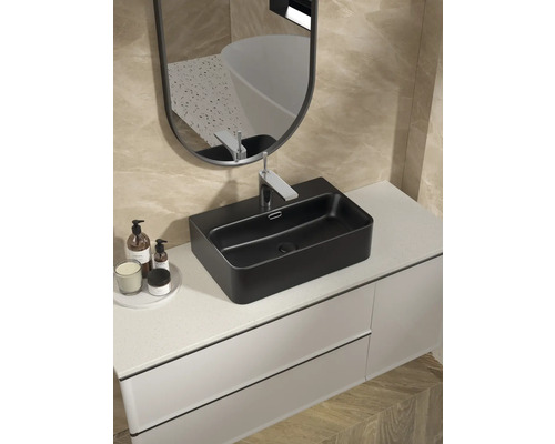 Mobilier de baie cu lavoar negru, robinet și oglindă