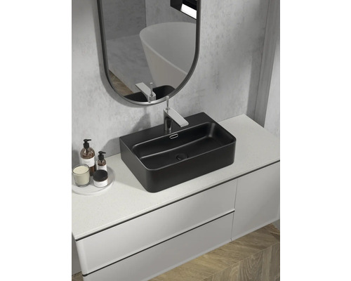 Baie modernă cu lavoar negru, baterie și oglindă