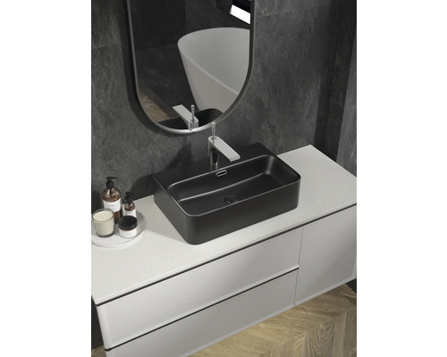 Baie modernă cu lavoar negru așezat pe blat, dulap de lavoar alb și oglindă