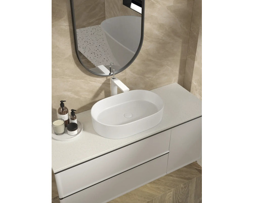 Baie modernă cu lavoar așezat, dulap inferior și oglindă