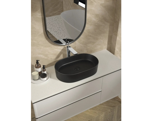 Baie modernă cu lavoar așezat pe blat, oglindă și dulap de lavoar