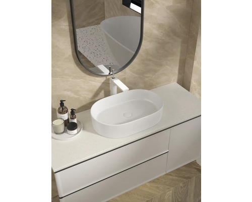 Baie modernă cu lavoar aplicat, dulap de bază pentru lavoar și oglindă