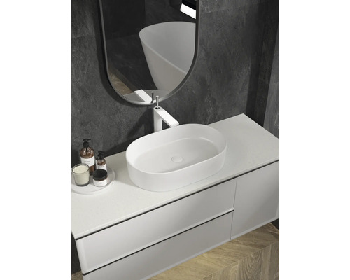 Baie cu lavoar, chiuvetă aplicată și oglindă