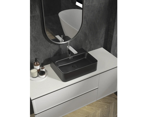 Baie modernă cu lavoar negru, dulap de bază pentru lavoar și oglindă