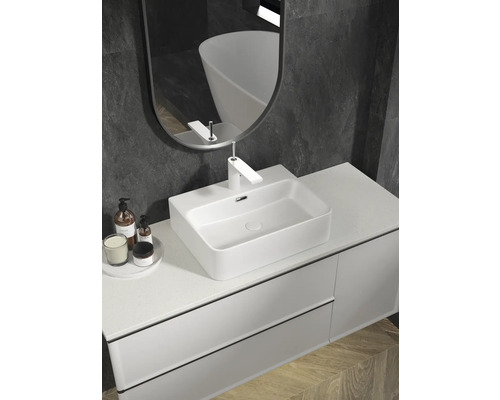 Baie modernă cu lavoar, lavoar aplicat, baterie și oglindă