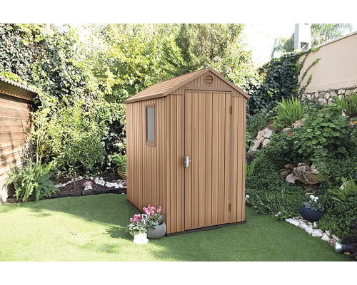 Magazie de grădină din plastic cu fereastră și ușă dublă în grădină.