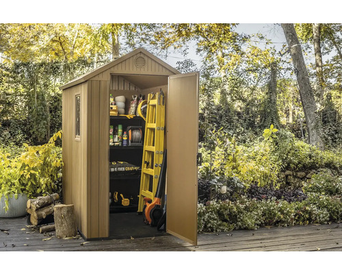 Magazie de grădină cu ușa deschisă în grădină