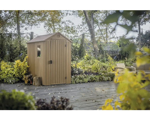 Magazie de grădină din plastic cu fereastră și ușă dublă în grădină.