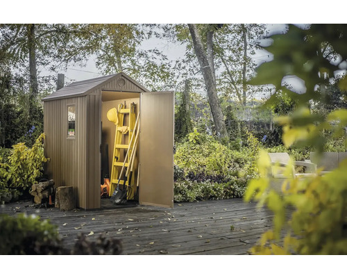 Magazie de grădină din plastic cu ușa deschisă și unelte de grădinărit