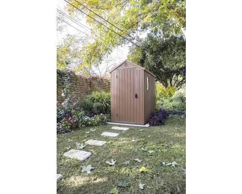 Cabină de grădină metalică în grădină cu ușă și fereastră