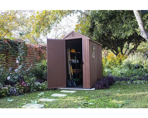 Șopron de grădină cu ușa deschisă în grădină