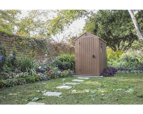 Scenă de grădină cu magazie de grădină