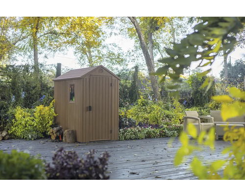 Magazie de grădină din plastic pe o terasă cu mobilier de grădină în fundal