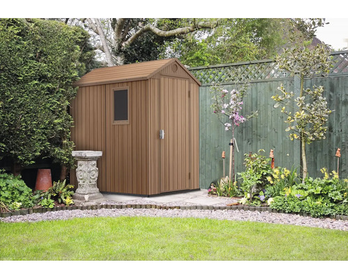 Depozit pentru grădină din plastic cu fereastră și acoperiș în două ape în grădină