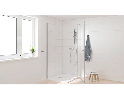 Baie luminoasă cu duș, prosop și fereastră