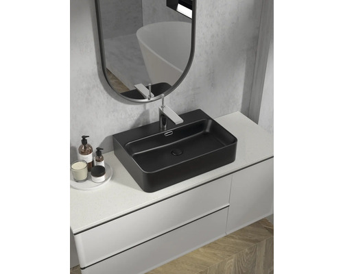 Baie modernă cu lavoar negru, robinet și oglindă