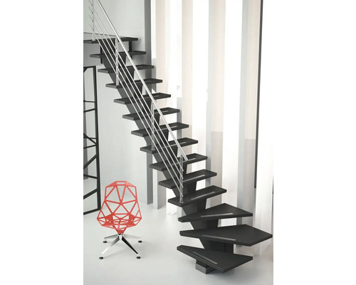 Scară cu balustradă metalică și scaun roșu într-o cameră modernă