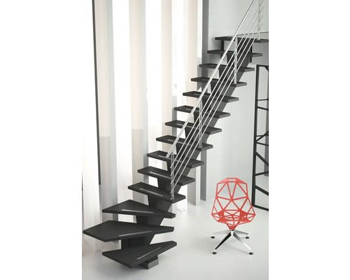 Scară neagră cu balustradă metalică și scaun roșu în interior.