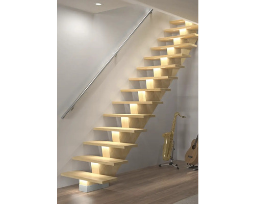 Scară din lemn cu balustradă și iluminare într-o cameră luminoasă