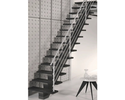 Scară dreaptă din lemn cu balustradă metalică în camera de zi