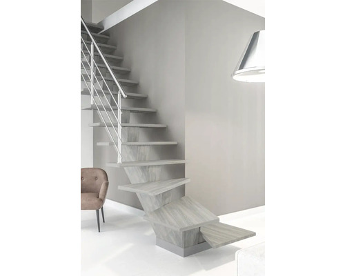 Scară cu balustradă metalică într-un spațiu de locuit luminos și modern