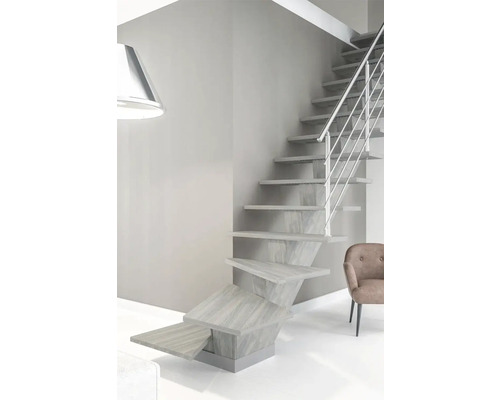 Scară autoportantă cu balustradă din oțel într-o cameră luminoasă