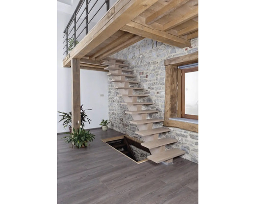 Fotografie de interior a unei scări într-o casă cu un perete de piatră