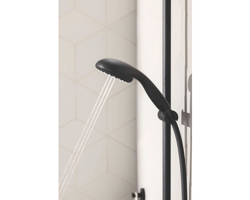 Cap de duș negru cu apă curgătoare