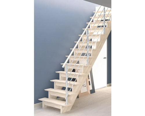 Scară din lemn cu balustradă metalică într-un spațiu de locuit