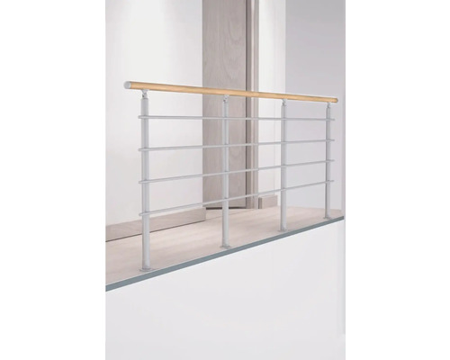 Balustradă cu mână curentă din lemn și bare metalice