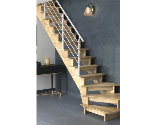 Scară din lemn cu balustradă în interior