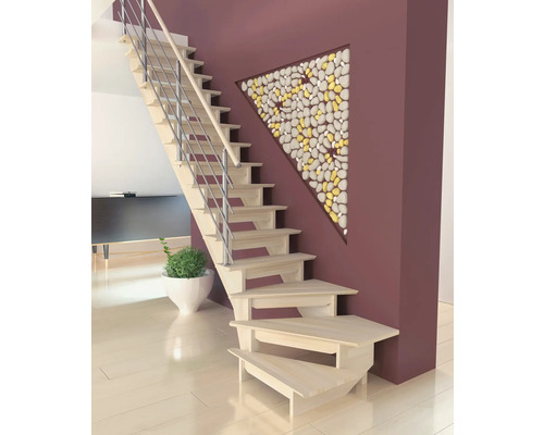 Scară din lemn cu balustradă metalică într-o cameră de zi luminoasă