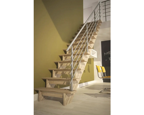 Scară din lemn cu balustradă metalică în interior