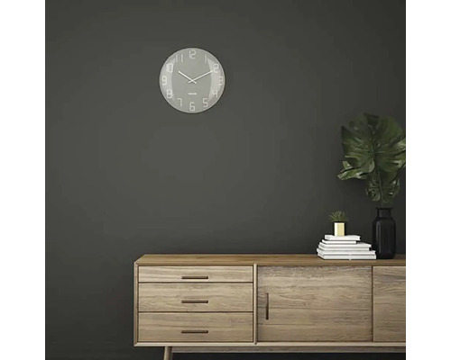 Living cu ceas de perete și comodă din lemn