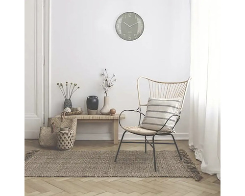 Scenă de interior cu un ceas de perete, un scaun, un covor și accesorii decorative pentru o atmosferă confortabilă