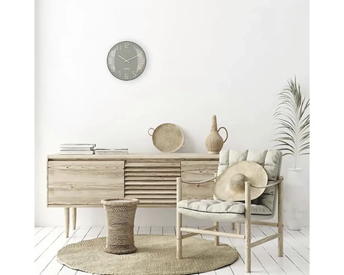 Cameră luminoasă cu bufet, scaun, covor și ceas de perete